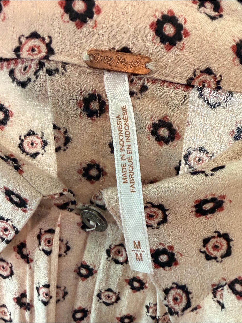 Free People Printed Boho Top M Blush Floral Bell Sleeve - Picture 6 of 6
